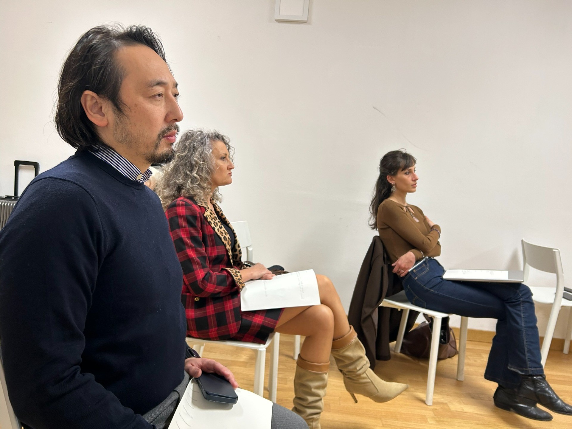 レッスンを見つめる武井舞台芸術統括